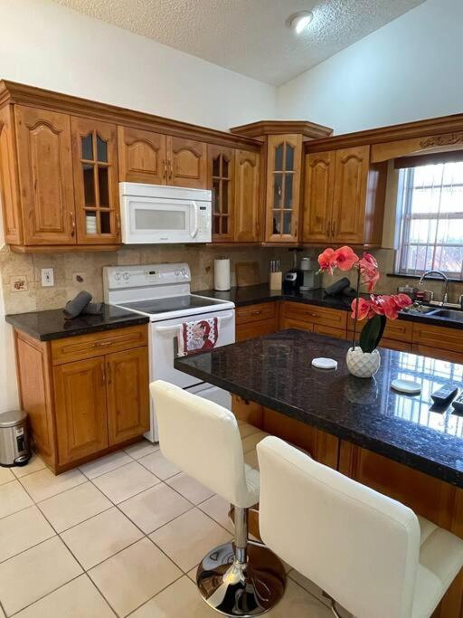 Holiday home Modern 3-bedroom W/ Backyard *