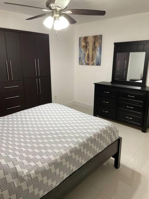 Modern 3-bedroom W/ Backyard Holiday home